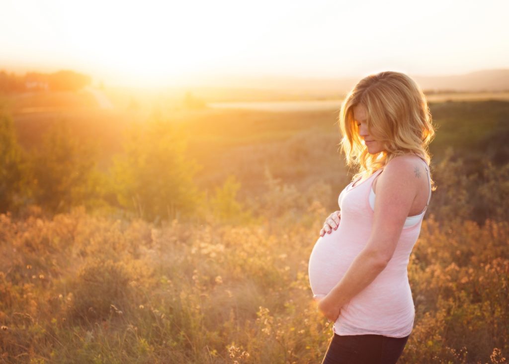 Calgary newborn, family, child and maternity photographer specializing in maternity photography_0026_0105
