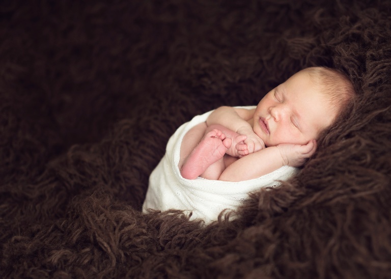 Calgary newborn, family, child and maternity photographer specializing in newborn photography_0001